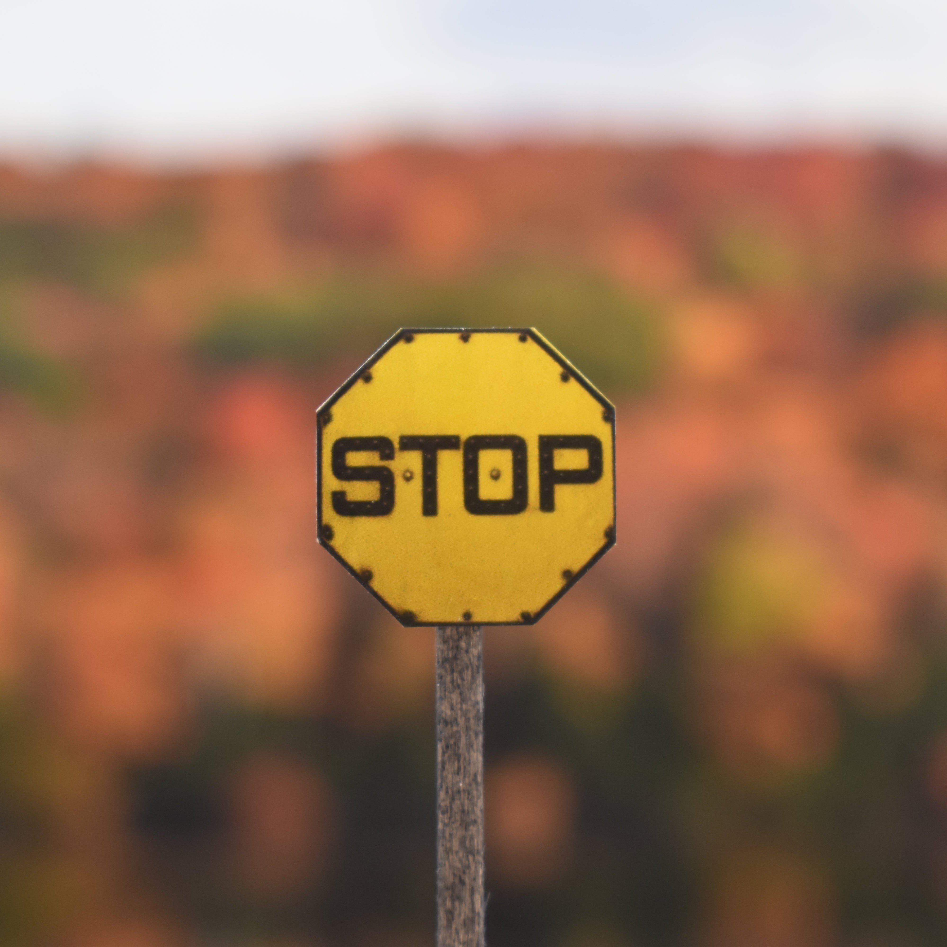 N Scale - Yellow Stop Sign w/ Rivets - 2 Pack – Train Supply